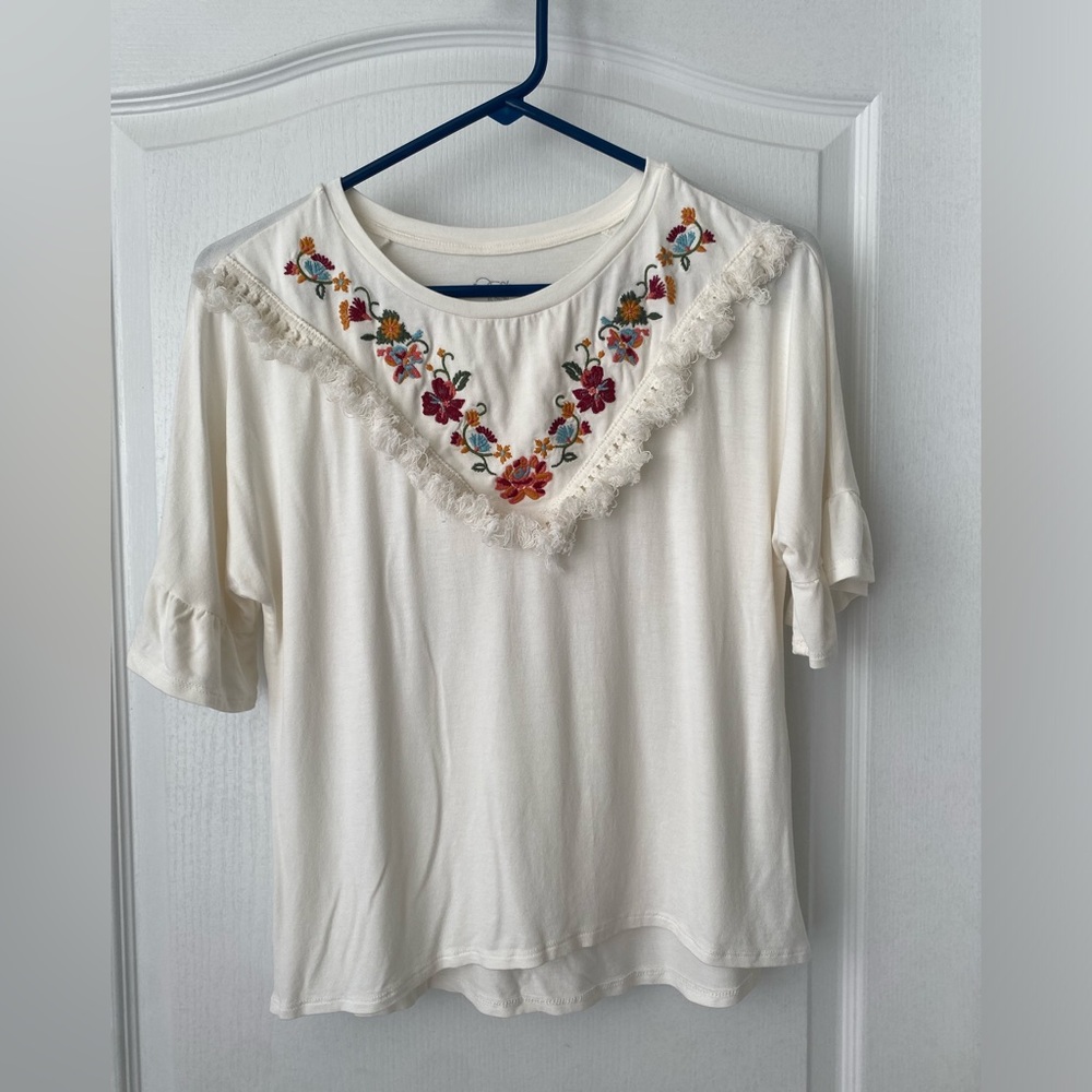 Art Class. Girls XL 14/16. Embroidered top with fringe and ruffle sleeves.